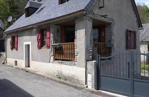 Adervielle-Pouchergues House | Holiday Home 'Maison De Montagne' with Mountain View, Private Terrace and Wi-Fi