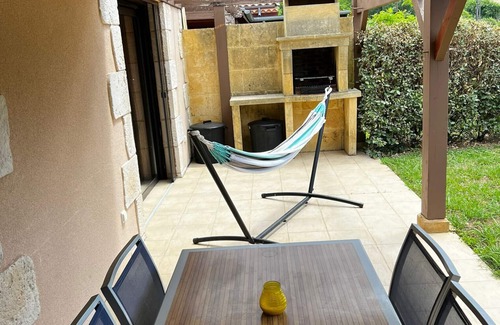 Castelnaud-la-Chapelle House | Holiday Home 'Hyacinthe' with Shared Pool, Wi-Fi and Air Conditioning