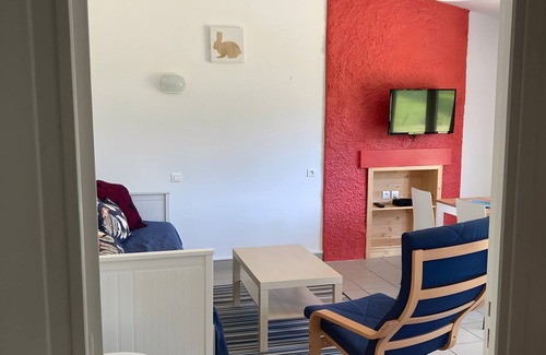Saint-Remy-Sur-Durolle House | Holiday Home 'Joli Gîte Rouge Au Bord Du Lac' with Shared Terrace, Shared Garden and Wi-Fi