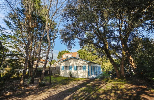 Saint-Trojan-les-Bains House | Holiday Home 'Longère Proche Plage Et Forêt 2' with Shared Terrace, Shared Garden and Wi-Fi