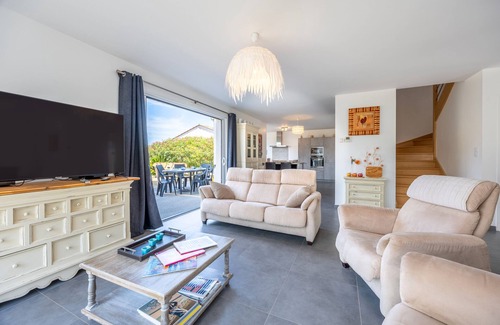 Bourgenay House | Holiday Home 'La Maison Du Payré - Near Beaches' with Private Terrace, Private Garden and Wi-Fi
