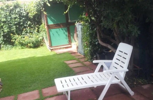 Maddalenedda House | Holiday Home Casa Telly close to the Beach with Garden, Covered Terrace & Wi-Fi
