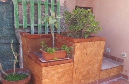 Maddalenedda House | Holiday Home Casa Telly close to the Beach with Garden, Covered Terrace & Wi-Fi