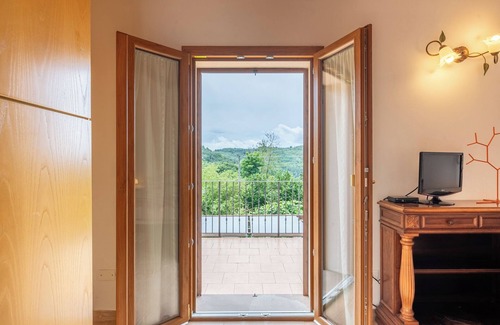 San Marcello Piteglio House | Holiday Home 'Villetta Allegra' with Mountain View, Private Terrace and Private Garden