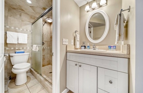 Saugatuck Resort | Holiday Hill Resort "Holiday Suite" Unit 702