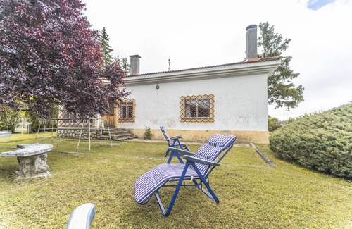 Castrejon de la Pena House | Holiday Home 'El Chalet' with Mountain Views and Private Garden