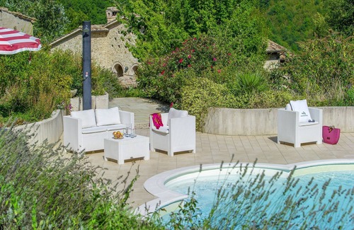 Belforte allʼIsauro Apartment | Holiday Home in Belforte with Pool