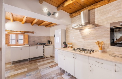 Velez de Benaudalla House | Holiday Home 'Casa Rústica' with Mountain Views, Private Terrace and Wi-Fi