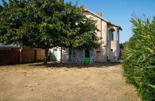 Le Chateau-d'Oleron House | Holiday Home 'Villa Nicette' with Terrace, Private Garden and Balcony