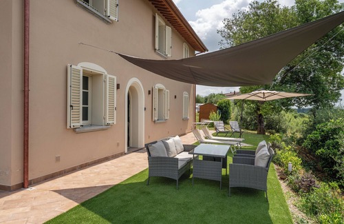 Santa Maria a Monte House | Holiday Home 'Oasi Al Sole' with Private Garden and Wi-Fi