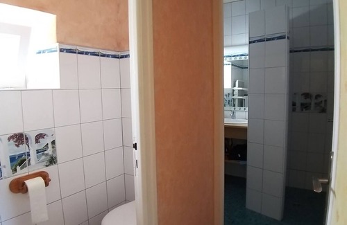 Plomodiern House | HOLIDAY HOME A 600M FROM THE SEA (B) enclosed dog garden