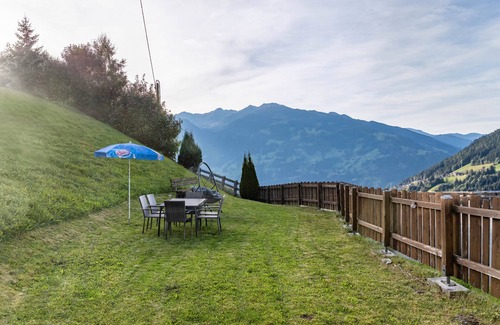 Hainzenberg House | Holiday Home 'A Nett’s Nest' with Mountain View, Shared Terrace and Wi-Fi