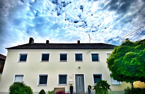 Altmannstein House | Holiday Home 'Am Limes' with Private Terrace, Private Garden and Wi-Fi