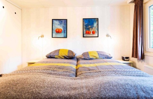 Veen Ski Chalet | ✓ Holiday Home at Recreatiepark het Esmeer ✓ Holiday home for 4 persons✓ Located in Aalst (Gelderland) ✓ Holiday park by the water ✓ Book directly at the park
