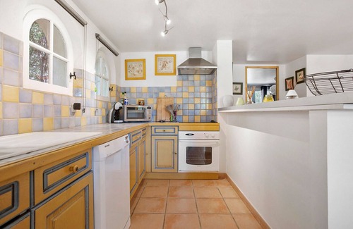 Le Val House | Holiday Home 'Au Écuries Du Mas Di Gau' with Shared Pool, Wi-Fi and Air Conditioning