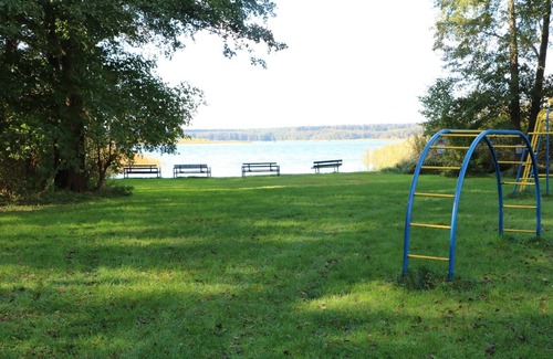 Klein Quassow House | Holiday Home 'Baumfuchs' with Lake View, Private Terrace and Wi-Fi