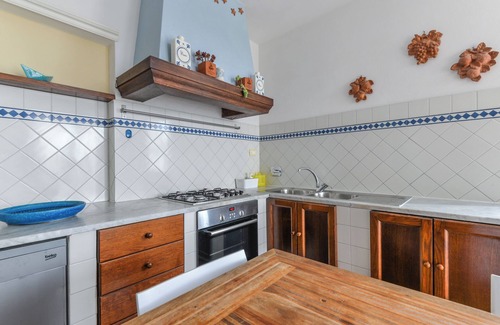 Lacona House | Holiday Home 'Bilocale Mimosa A Lacona' with Shared Pool, Private Garden and Wi-Fi