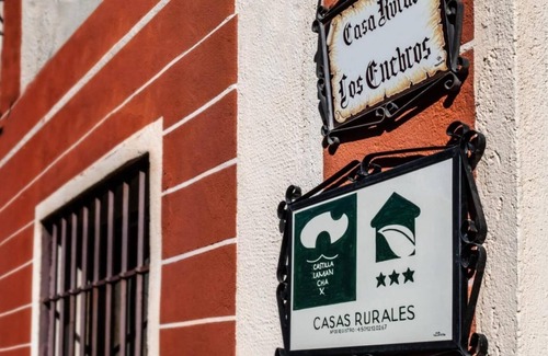 Los Navalucillos House | Holiday Home 'Casa Rural Los Enebros' with Private Pool, Wi-Fi and Air Conditioning