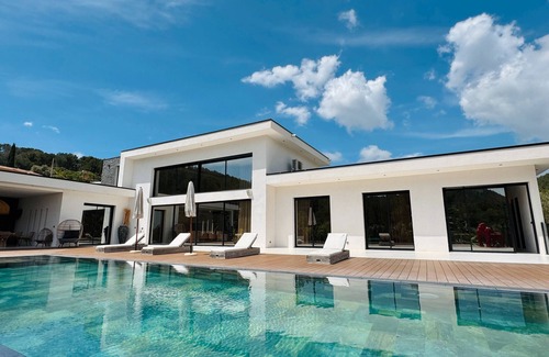 Bandol House | Holiday Home 'California Baïa Bandol' with Private Pool, Wi-Fi and Air Conditioning