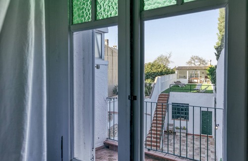 Llagostera House | Holiday Home "Can Mateuet" with Private Garden & Wi-Fi