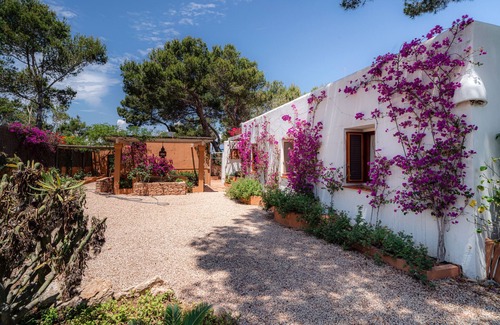 La Savina House | Holiday Home 'Can Tamarix' with Private Pool, Wi-Fi and Air Conditioning