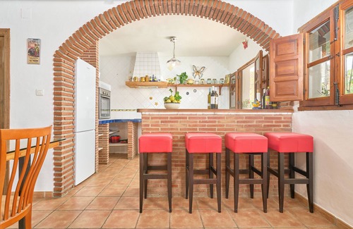 Canillas de Aceituno House | Holiday Home 'Casa del Río' with Mountain View & Pool