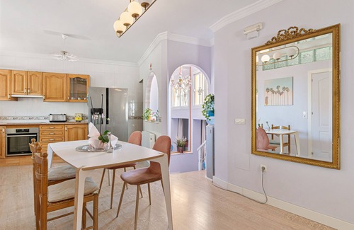 El Palo House | Holiday Home 'Casa Miraflores' with Sea View, Wi-Fi and Air Conditioning