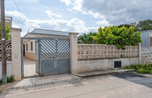 Casalabate House | Holiday Home 'Casa Vacanza Zia Candida' with Private Garden and Air Conditioning