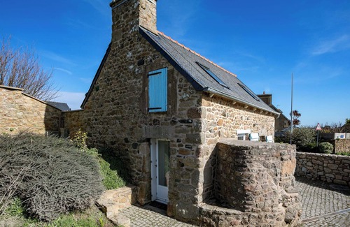 Lanmodez House | Holiday Home 'Charmante Maison En Pierre Rénovée' with Private Garden and Wi-Fi