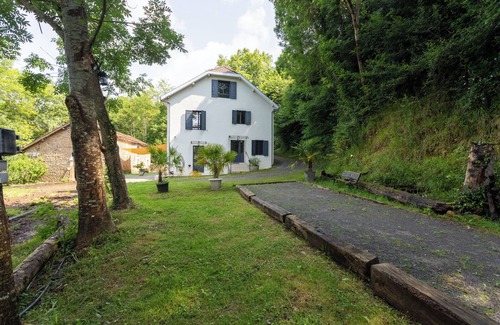 Monein House | Holiday Home 'Cholena - Domaine Helaku' with Shared Terrace, Shared Garden and Wi-Fi