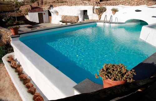 Los Balcones House | Holiday Home 'Cueva Balcones de Piedad - Laurel' with Terrace, Shared Pool & Wi-Fi