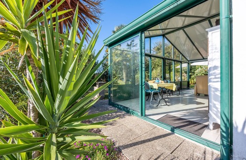 Challans House | Holiday Home 'Du Peintre' with Private Terrace, Wi-Fi and Air Conditioning