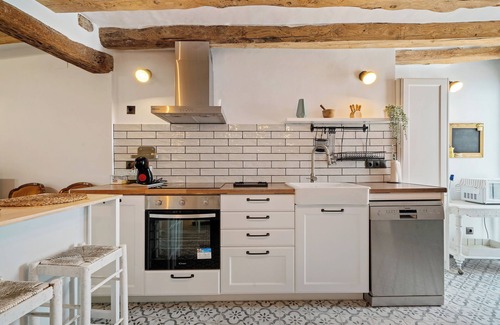 Tivissa House | Holiday Home 'El Racó De Les Escales' with Balcony, Wi-Fi and Air Conditioning