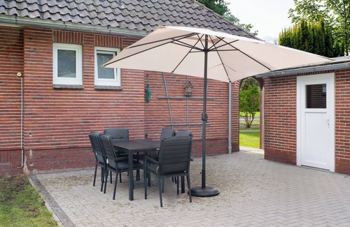 Wischhafen House | Holiday Home 'Ferienhaus Anna Elbe' with Private Terrace, Private Garden and Wi-Fi