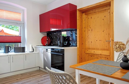 Bugewitz House | Holiday Home 'Ferienhaus Dorfidyll' with Private Terrace, Private Garden and Wi-Fi