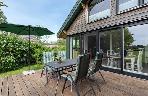 Ulsnis House | Holiday Home 'Ferienhaus Schleiblick' with Sea View, Private Terrace and Wi-Fi
