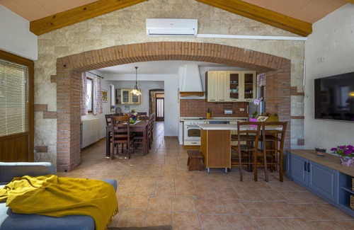 Nedescina Villa | Holiday Home Flores with Pool
