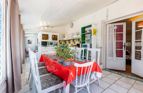 Gaillan-en-Medoc House | Holiday Home "Gîte 2 à la Maison Mosaïc" with Shared Pool & Wi-Fi