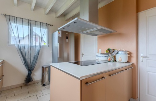 Buzy House | Holiday Home 'Gite Gousseau' with Mountain View, Private Terrace and Wi-Fi