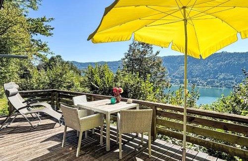 Annenheim House | Holiday Home Häuschen am Waldrand by Interhome