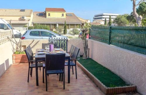 Le Barcares House | Holiday Home Hameau des Tamarins-1 by Interhome