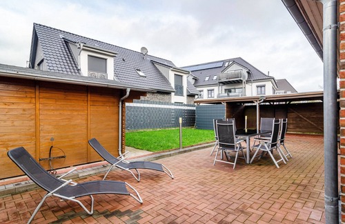 Heppens House | Holiday Home 'Haus Mit Garten Und Kamin' with Terrace, Private Garden and Wi-Fi