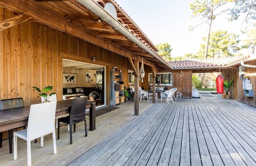 Carcans Plage House | Holiday Home 'House 500m from the Ocean Carcans' with Garden & Wi-Fi