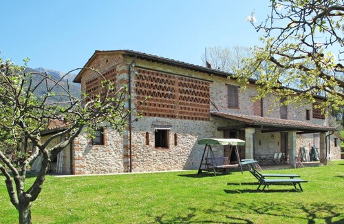 Camaiore House | Holiday Home I Pioppi - CMA107 by Interhome