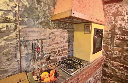 Apecchio House | Holiday Home in Apecchio with Pool & Terrace