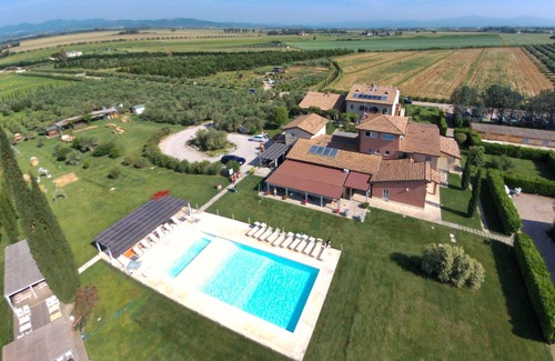 Braccagni House | Holiday Home in Braccagni with Jacuzzi & Golf