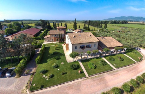 Braccagni House | Holiday Home in Braccagni with Jacuzzi & Golf