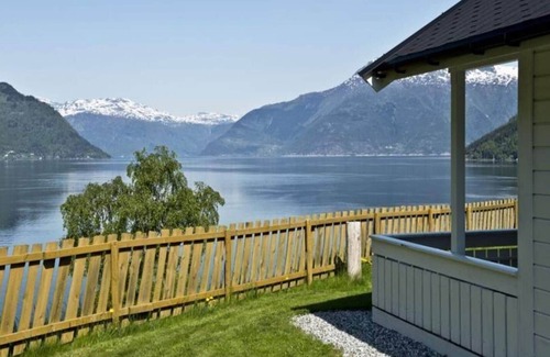 Kinsarvik House | Holiday home in Kinsarvik with sea view