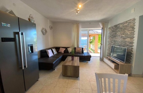 Lisicici House | Holiday Home in Lisicic with Pool