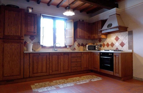 Montecarelli House | Holiday Home in Montecarelli with Pool